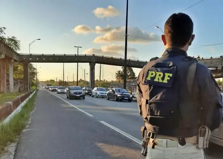 Homem morre após ser atropelado por carro e ônibus na BR-230, em Cajazeiras