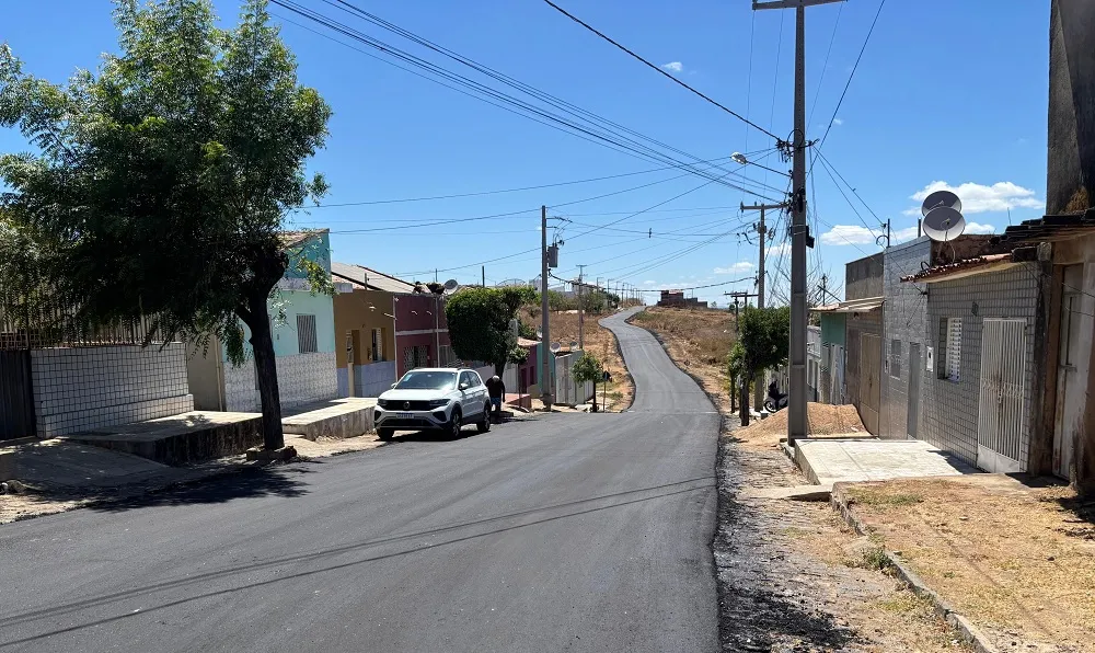 Prefeitura de Cajazeiras intensifica ações de pavimentação e entrega Rua São José totalmente asfaltada