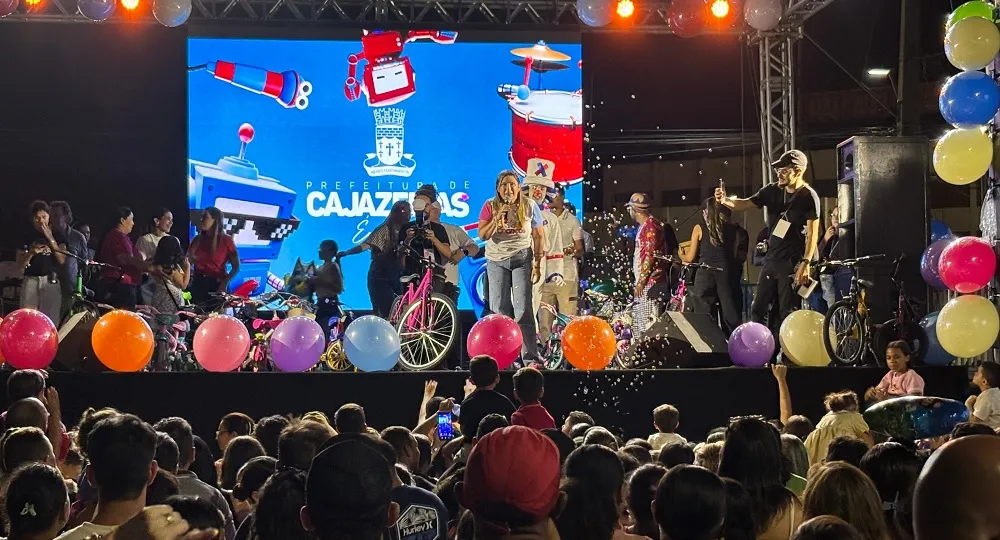 Multidão toma a Avenida Juvêncio Carneiro e participa da Festa das Crianças em Cajazeiras
