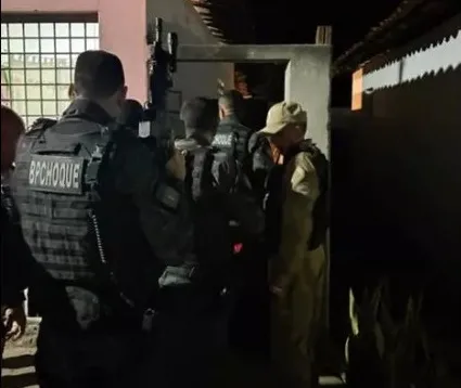 Homem mantém companheira em cárcere privado e ameaça matar mulher e policiais no Sertão da Paraíba
