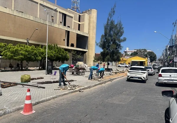 Cajazeiras prepara novo espaço para ambulantes com instalação de 15 tendas no Largo da Telemar