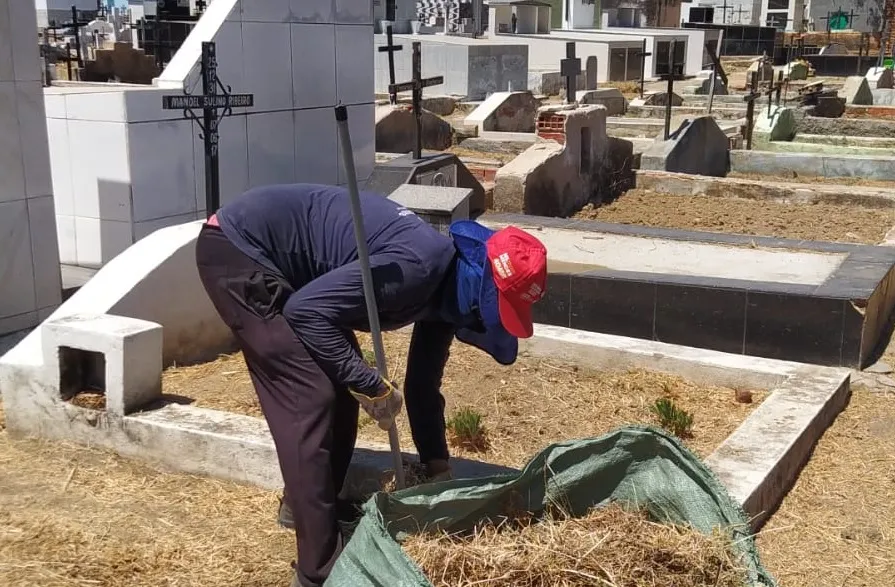 Prefeitura de Cajazeiras intensifica limpeza dos cemitérios para o Dia de Finados